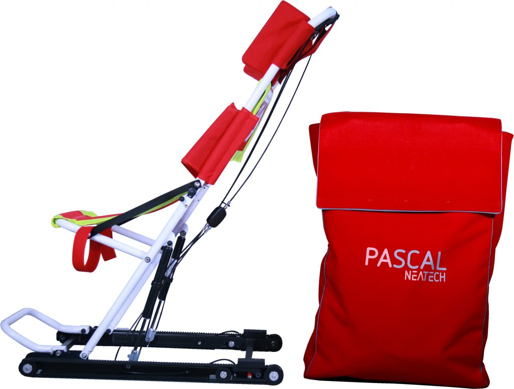 PASCAL
PASCAL er en stol egnet for evakuering (brannevakuering, jordskjelv, eller rett og slett på grunn av en besvimelse av en person som må følges til akuttmottaket). Den er designet for å tilfredsstille alle nødsituasjoner ved evakuering, både for personer med midlertidige eller permanente bevegelsesvansker, (for eksempel panikkanfall), og den gjør det mulig å klatre opp og ned trappene.

PASCAL er ekstremt manøvrerbar og takket være et beltesystem med bremser istedenfor hjul, er den enkel å bruke. Den gir sikkerhet og stabilitet til de som transportertes. Og den glir ned trappene med samme hastighet som gående.

Takket være tilt systemet som er lett å regulere, er den nyttig på flere typer trapper.
Den kan enkelt manøvreres av en person rundt trange hjørne og ned bratte trapper.

PASCAL er sammenleggbar for å redusere det totale plassbehovet. Den oppbevares i en brannsikker bag/ryggsekk. Og den klargjøres på 5 sekunder. Den kan også monteres i et skap på veggen.